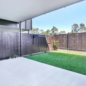 Cheerful 3 Bedroom Townhouse With Parking Gold Coast